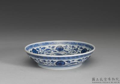 图片[2]-Dish with Indian lotus scrolls in underglaze blue, Qing dynasty, Qianlong reign (1736-1795)-China Archive